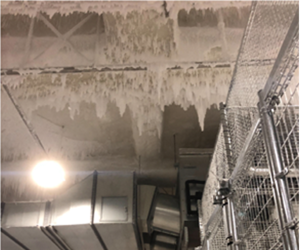 氷点下60度の冷凍庫内で、天井には多数のつららが見えます。このような過酷な環境下で、空調設備の交換を行いました。